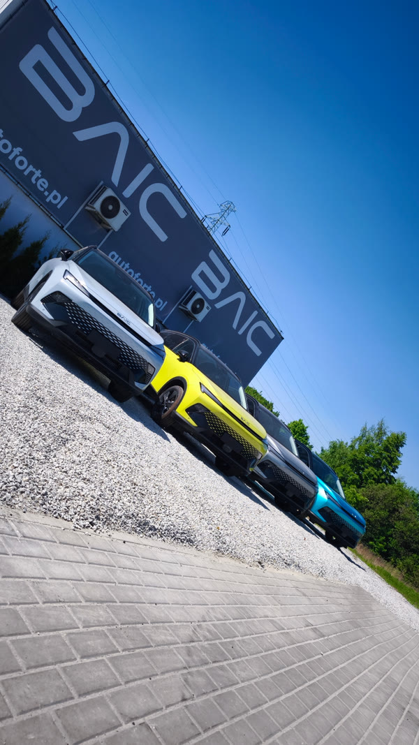 Modele BAIC ustawione przed salonem AutoForte.pl