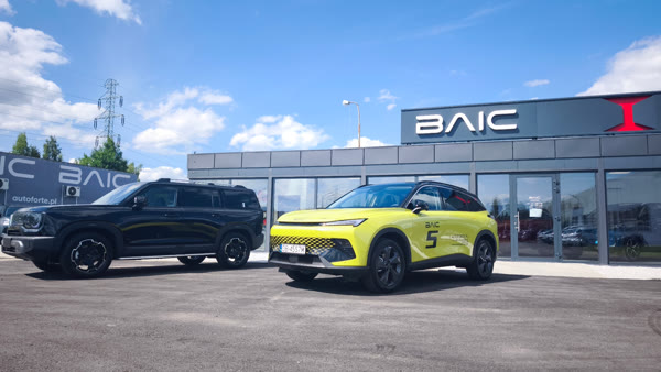 BJ30 i BAIC 5 przed salonem AutoForte.pl